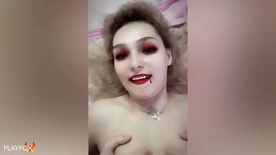 إيفان هيلسينج من الصعب الملاعين مصاص دماء مثير ويأتي على مؤخرتها